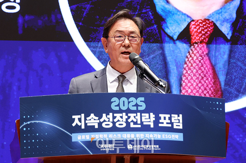 ▲이종재 이투데이그룹 부회장이 29일 서울 여의도 한국거래소 컨퍼런스홀에서 열린 2025 지속성장전략 포럼에서 환영사를 하고 있다. 올해로 14회 째를 맞은 이번 행사는 '글로벌 지정학적 리스크 대응을 위한 지속가능 ESG전략'을 주제로 기업과 사회가 직면한 복합적 위기에 대응하며 지속가능한 미래를 모색하기 위해 기획된 자리이다.  (고이란 기자 photoeran@)