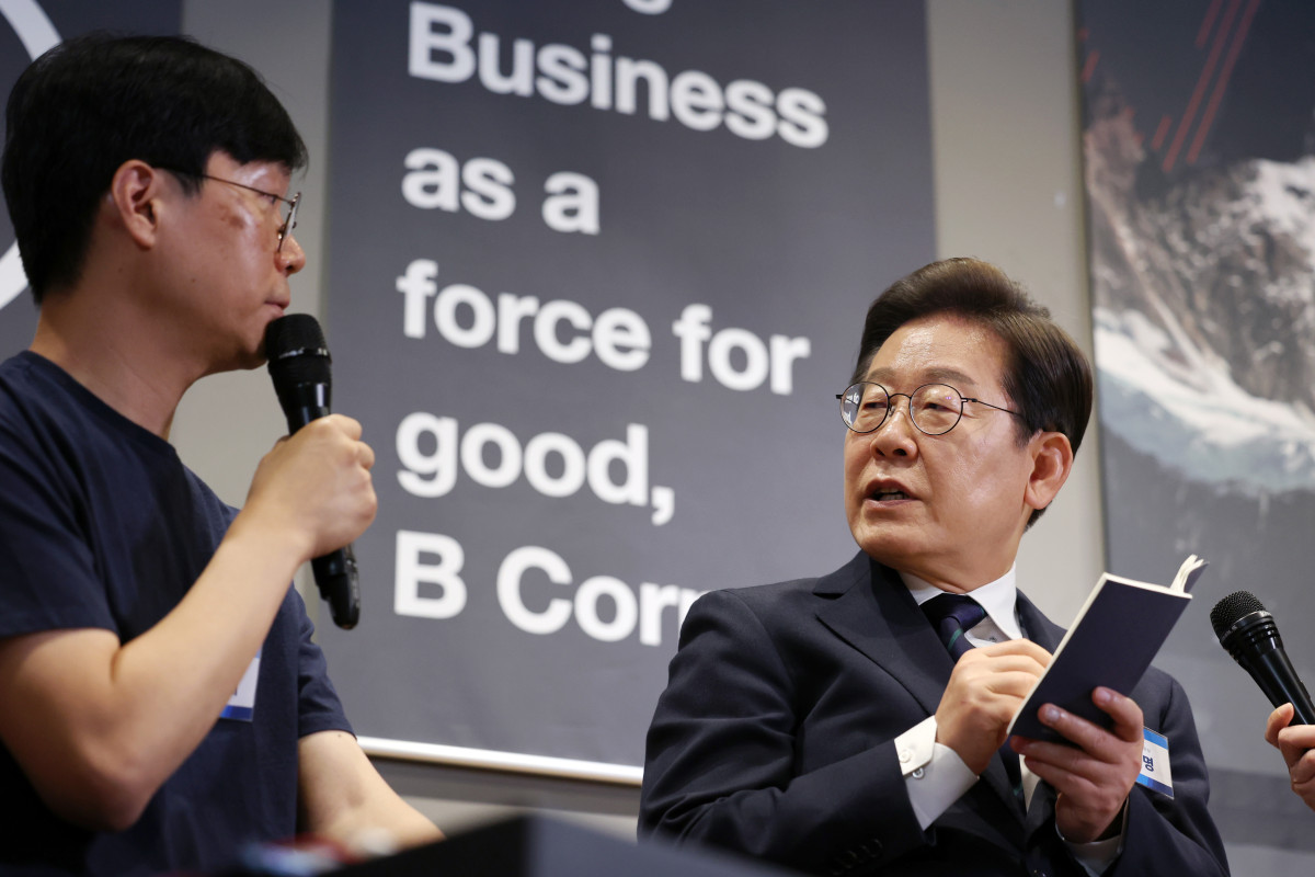 ▲더불어민주당 이재명 대선후보가 29일 서울 성동구 메리히어에서 열린 '혁신성장의 씨앗, 스타트업 레벨업!' 간담회에서 소셜 및 스타트업 기업 대표들의 발언을 들으며 수첩에 적고 있다. (연합뉴스)