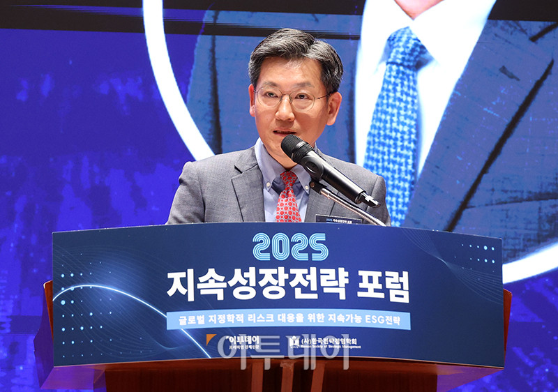 ▲김광호 한국전략경영학회장이 29일 서울 여의도 한국거래소 컨퍼런스홀에서 열린 2025 지속성장전략 포럼에서 축사를 하고 있다. 올해로 14회 째를 맞은 이번 행사는 '글로벌 지정학적 리스크 대응을 위한 지속가능 ESG전략'을 주제로 기업과 사회가 직면한 복합적 위기에 대응하며 지속가능한 미래를 모색하기 위해 기획된 자리이다. 고이란 기자 photoeran@