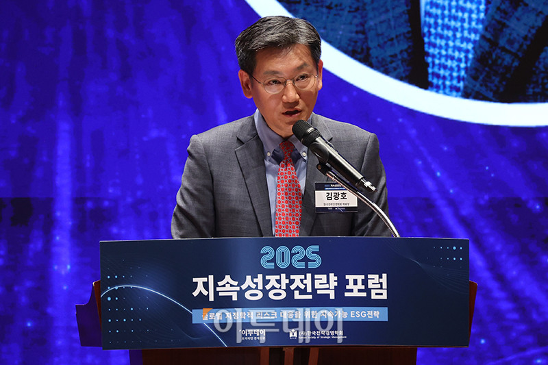 ▲김광호 한국전략경영학회장이 29일 서울 여의도 한국거래소 컨퍼런스홀에서 열린 2025 지속성장전략 포럼에서 축사를 하고 있다. 올해로 14회 째를 맞은 이번 행사는 '글로벌 지정학적 리스크 대응을 위한 지속가능 ESG전략'을 주제로 기업과 사회가 직면한 복합적 위기에 대응하며 지속가능한 미래를 모색하기 위해 기획된 자리이다. 고이란 기자 photoeran@