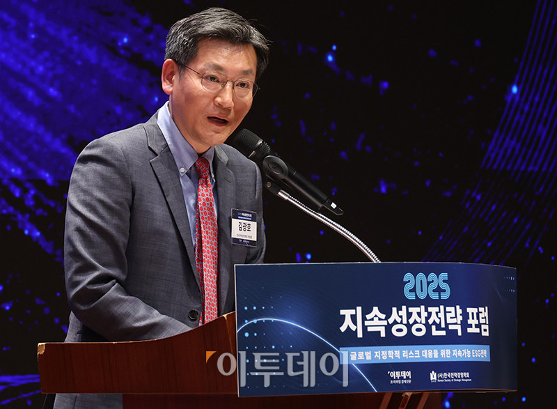 ▲김광호 한국전략경영학회장이 29일 서울 여의도 한국거래소 컨퍼런스홀에서 열린 2025 지속성장전략 포럼에서 축사를 하고 있다. 올해로 14회 째를 맞은 이번 행사는 '글로벌 지정학적 리스크 대응을 위한 지속가능 ESG전략'을 주제로 기업과 사회가 직면한 복합적 위기에 대응하며 지속가능한 미래를 모색하기 위해 기획된 자리이다. 고이란 기자 photoeran@