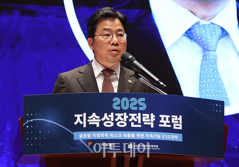 ▲박성택 산업통상자원부 제1차관이 29일 서울 여의도 한국거래소 컨퍼런스홀에서 열린 2025 지속성장전략 포럼에서 축사를 하고 있다. 올해로 14회 째를 맞은 이번 행사는 '글로벌 지정학적 리스크 대응을 위한 지속가능 ESG전략'을 주제로 기업과 사회가 직면한 복합적 위기에 대응하며 지속가능한 미래를 모색하기 위해 기획된 자리이다. 고이란 기자 photoeran@