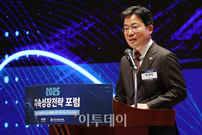 ▲박성택 산업통상자원부 제1차관이 29일 서울 여의도 한국거래소 컨퍼런스홀에서 열린 2025 지속성장전략 포럼에서 축사를 하고 있다. 올해로 14회 째를 맞은 이번 행사는 '글로벌 지정학적 리스크 대응을 위한 지속가능 ESG전략'을 주제로 기업과 사회가 직면한 복합적 위기에 대응하며 지속가능한 미래를 모색하기 위해 기획된 자리이다. 고이란 기자 photoeran@