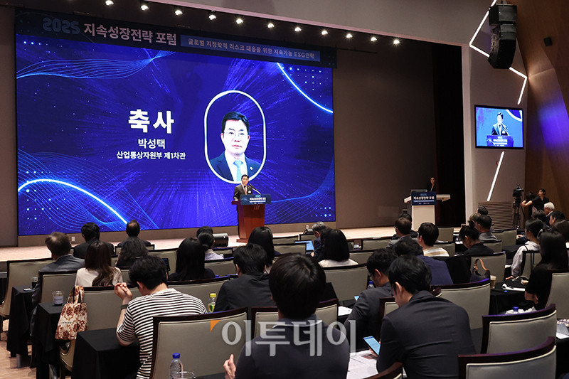 ▲박성택 산업통상자원부 제1차관이 29일 서울 여의도 한국거래소 컨퍼런스홀에서 열린 2025 지속성장전략 포럼에서 축사를 하고 있다. 올해로 14회 째를 맞은 이번 행사는 '글로벌 지정학적 리스크 대응을 위한 지속가능 ESG전략'을 주제로 기업과 사회가 직면한 복합적 위기에 대응하며 지속가능한 미래를 모색하기 위해 기획된 자리이다. 고이란 기자 photoeran@