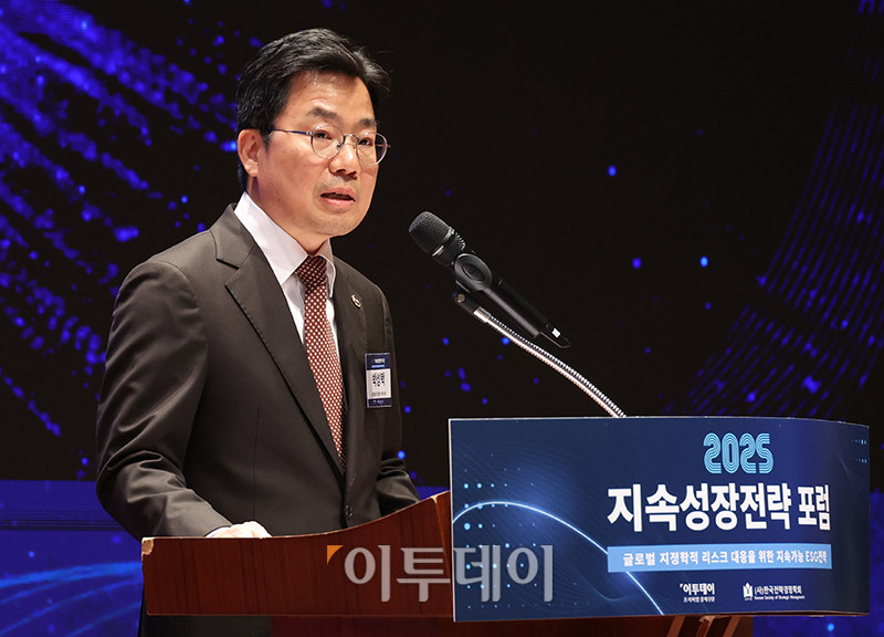 ▲박성택 산업통상자원부 제1차관이 29일 서울 여의도 한국거래소 컨퍼런스홀에서 열린 2025 지속성장전략 포럼에서 축사를 하고 있다. 올해로 14회 째를 맞은 이번 행사는 '글로벌 지정학적 리스크 대응을 위한 지속가능 ESG전략'을 주제로 기업과 사회가 직면한 복합적 위기에 대응하며 지속가능한 미래를 모색하기 위해 기획된 자리이다. 고이란 기자 photoeran@