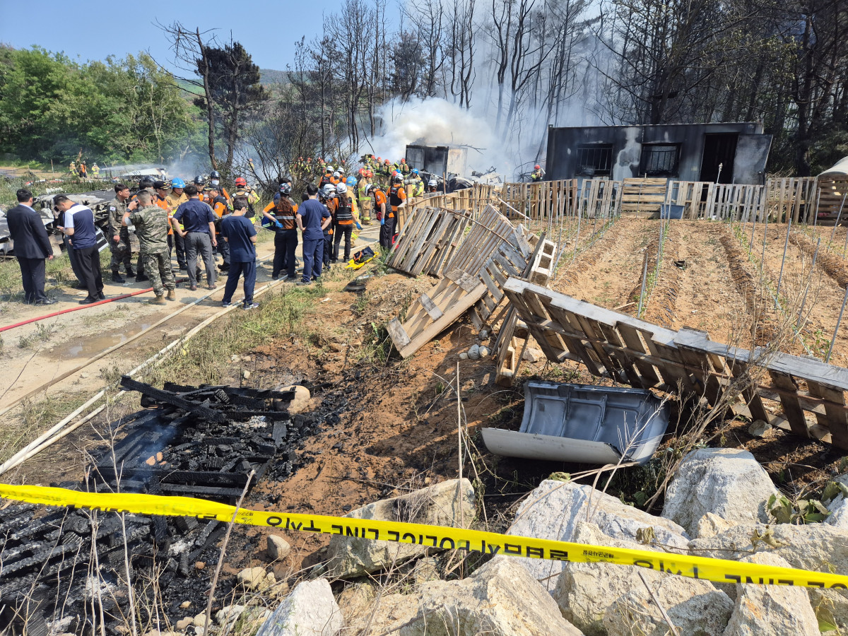 ▲29일 오후 경북 포항시 남구 동해면 신정리 포항공항 인근 야산에 해군이 운용하는 해상초계기가 추락했다.  (연합뉴스)