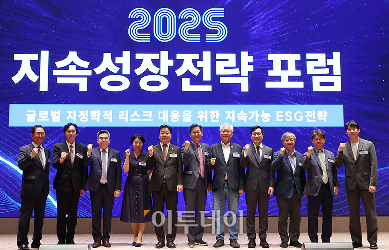 ▲29일 서울 여의도 한국거래소 컨퍼런스홀에서 열린 2025 지속성장전략 포럼에서 참석자들이 기념촬영을 하고 있다. 올해로 14회 째를 맞은 이번 행사는 '글로벌 지정학적 리스크 대응을 위한 지속가능 ESG전략'을 주제로 기업과 사회가 직면한 복합적 위기에 대응하며 지속가능한 미래를 모색하기 위해 기획된 자리이다. 왼쪽부터 이종재 이투데이그룹 부회장, 윤동열 건국대 경영대학 교수, 김동수 김앤장 ESG 경영연구소장, 곽주영 연새대 경영대학 교수, 박성택 산업통상자원부 제1차관, 김광호 한국전략경영학회장, 이태식 한국과학기술단체총연합회장, 문정빈 고려대 경영대학 교수, 유연철 유엔글로벌콤팩트(UNGC) 사무총장, 안윤기 포스코경영연구원 상무, 김민성 LG경영연구원 연구위원. 고이란 기자 photoeran@