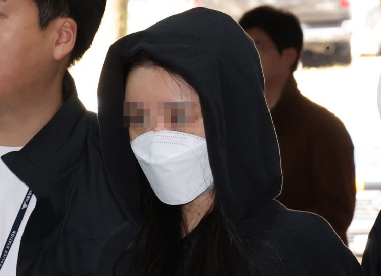 ▲서울 강남에서 무면허 사고 후 역주행 한 20대 여성이 4일 구속 전 피의자 심문을 받기 위해 서울중앙지법으로 들어가고 있다. (연합뉴스)