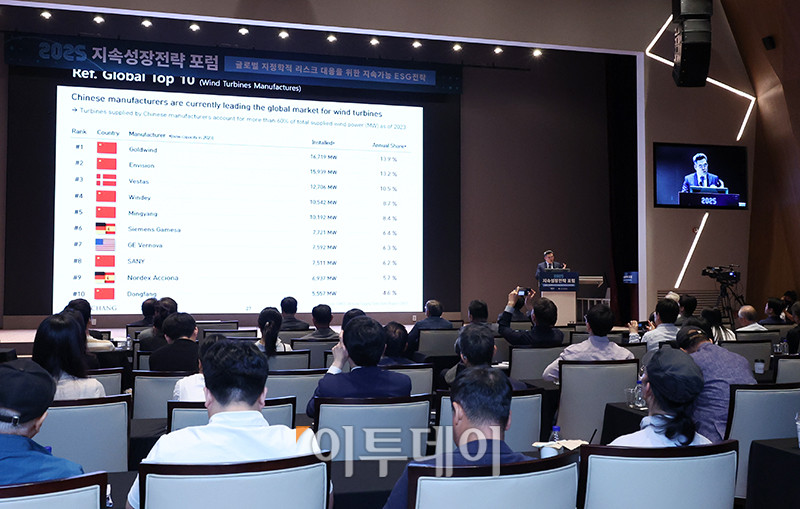 ▲김동수 김앤장 ESG 경영연구소장이 29일 서울 여의도 한국거래소 컨퍼런스홀에서 열린 2025 지속성장전략 포럼에서 '긍정론, 가지 않으면 안되는 길'을 주제로 발표하고 있다. 올해로 14회 째를 맞은 이번 행사는 '글로벌 지정학적 리스크 대응을 위한 지속가능 ESG전략'을 주제로 기업과 사회가 직면한 복합적 위기에 대응하며 지속가능한 미래를 모색하기 위해 기획된 자리이다. 고이란 기자 photoeran@