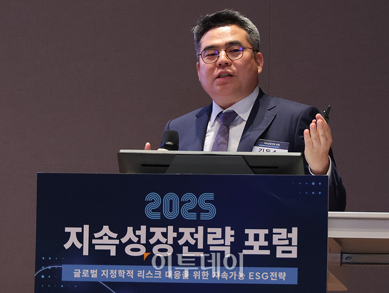▲김동수 김앤장 ESG 경영연구소장이 29일 서울 여의도 한국거래소 컨퍼런스홀에서 열린 2025 지속성장전략 포럼에서 '긍정론, 가지 않으면 안되는 길'을 주제로 발표하고 있다. 올해로 14회 째를 맞은 이번 행사는 '글로벌 지정학적 리스크 대응을 위한 지속가능 ESG전략'을 주제로 기업과 사회가 직면한 복합적 위기에 대응하며 지속가능한 미래를 모색하기 위해 기획된 자리이다. 고이란 기자 photoeran@