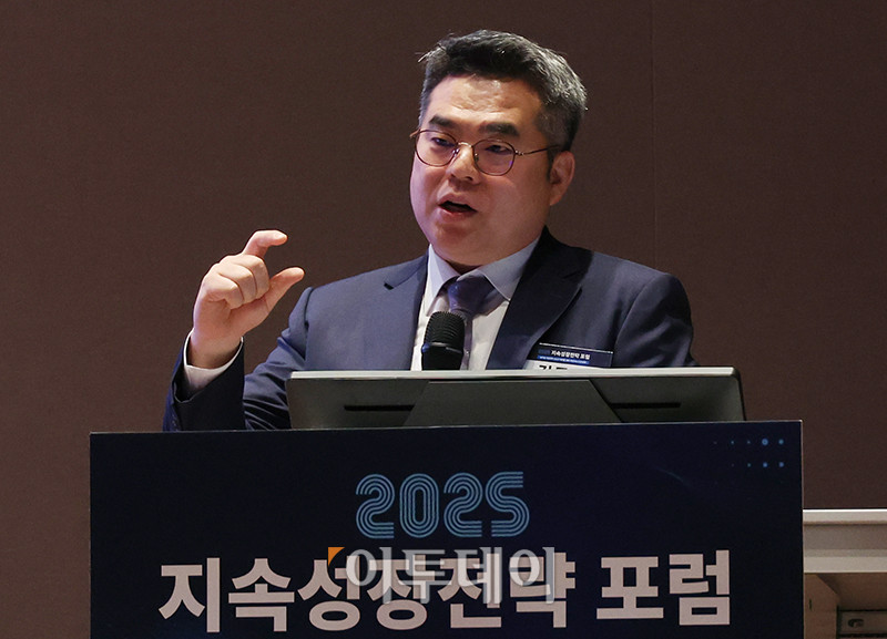 ▲김동수 김앤장 ESG 경영연구소장이 29일 서울 여의도 한국거래소 컨퍼런스홀에서 열린 2025 지속성장전략 포럼에서 '긍정론, 가지 않으면 안되는 길'을 주제로 발표하고 있다. 올해로 14회 째를 맞은 이번 행사는 '글로벌 지정학적 리스크 대응을 위한 지속가능 ESG전략'을 주제로 기업과 사회가 직면한 복합적 위기에 대응하며 지속가능한 미래를 모색하기 위해 기획된 자리이다. 고이란 기자 photoeran@