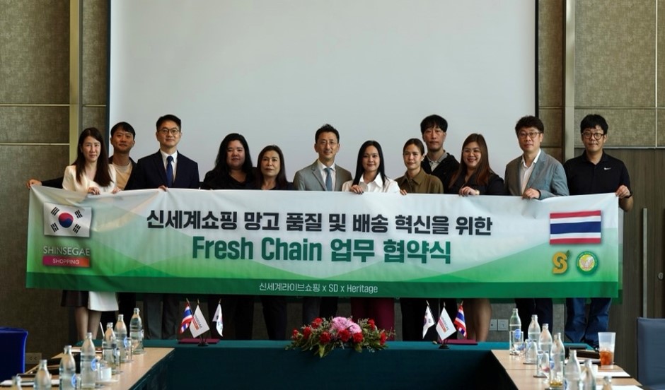 ▲우상우 신세계라이브쇼핑 식품팀장(오른쪽 두 번째)이 지난해 태국 현지업체와 망고 품질·배송 혁신을 위한 업무협약을 체결하고 기념사진을 찍고 있다. (사진제공=신세계라이브쇼핑)