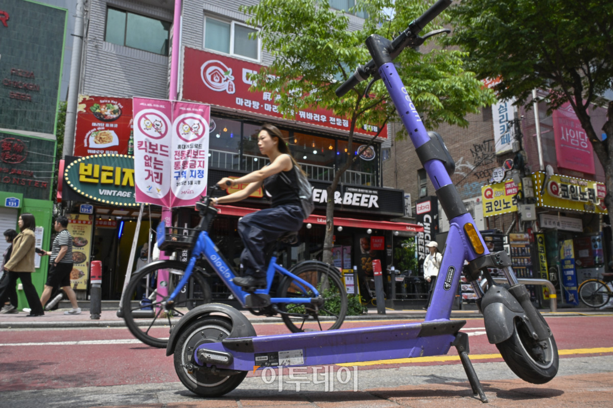 ▲서울시가 홍대 레드로드와 반포 학원가를 전국 최초로 '킥보드 없는 거리'로 지정했다. 16일부터 운영을 시작한 킥보드 없는 거리는 5개월간 매일 낮 12시부터 밤 11시까지 계도 단속이 이뤄진다. 통행금지 기기는 전동킥보드와 전동이륜평행차, 동력 자전거 등이다. 킥보드를 비롯한 개인형 이동장치에 의한 사고는 2021년 1737건에서 지난해 2389건으로 37%(654건) 증가했다. 사망자도 19명에서 24명으로 26%(5건) 늘었다. 서울시와 서울경찰청은 향후 5개월 계도 기간 동안 통행금지 도로와 안전 수칙 등을 안내할 방침이다. 서울 마포구 홍대 레드로드에 전동킥보드가 세워져 있다. 조현호 기자 hyunho@