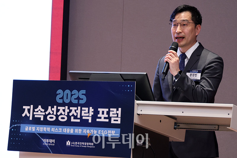 ▲문정빈 고려대 경영대학 교수가 29일 서울 여의도 한국거래소 컨퍼런스홀에서 열린 2025 지속성장전략 포럼에서 '기로에 선 ESG, 트럼프 2기의 도전과 기회'를 주제로 발표하고 있다. 올해로 14회 째를 맞은 이번 행사는 '글로벌 지정학적 리스크 대응을 위한 지속가능 ESG전략'을 주제로 기업과 사회가 직면한 복합적 위기에 대응하며 지속가능한 미래를 모색하기 위해 기획된 자리이다. 고이란 기자 photoeran@