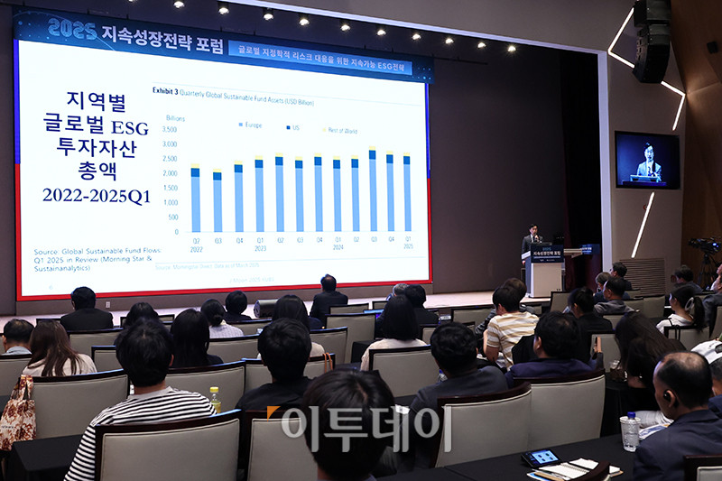 ▲문정빈 고려대 경영대학 교수가 29일 서울 여의도 한국거래소 컨퍼런스홀에서 열린 2025 지속성장전략 포럼에서 '기로에 선 ESG, 트럼프 2기의 도전과 기회'를 주제로 발표하고 있다. 올해로 14회 째를 맞은 이번 행사는 '글로벌 지정학적 리스크 대응을 위한 지속가능 ESG전략'을 주제로 기업과 사회가 직면한 복합적 위기에 대응하며 지속가능한 미래를 모색하기 위해 기획된 자리이다. 고이란 기자 photoeran@