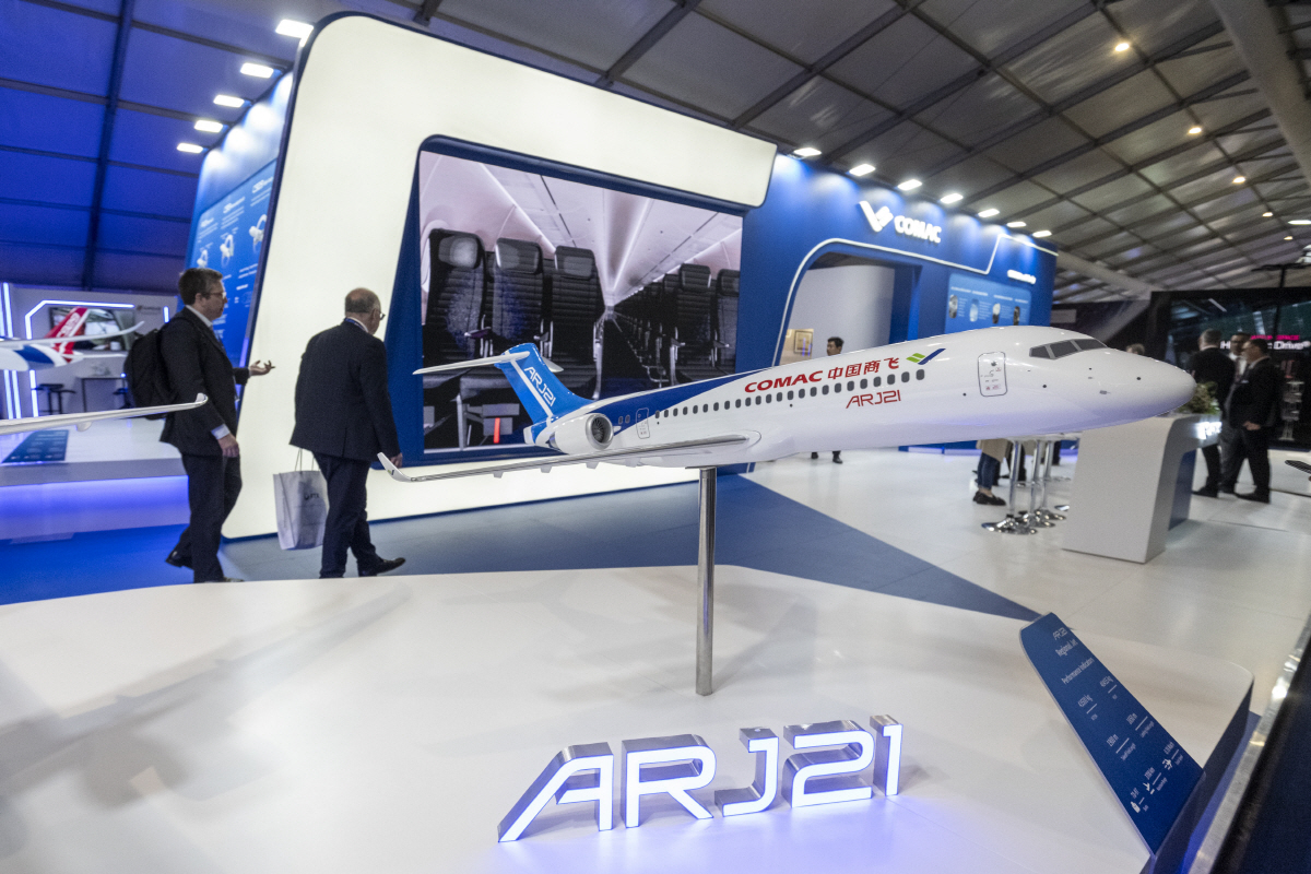 ▲영국 판버러에서 지난해 7월 22일(현지시간) 열린 국제에어쇼에 중국상용항공기공사(COMAC·코맥)의 ‘ARJ21’ 여객기 모형이 전시돼 있다. 미국 정부는 중국의 희토류 수출통제에 대한 보복으로 코맥 등에 대한 엔진 등 핵심 부품 수출 라이선스를 중단한 것으로 28일 전해졌다. 판버러(영국)/신화뉴시스