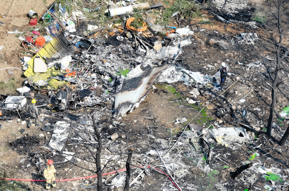 ▲29일 오후 1시 50분께 경북 포항시 남구 동해면 신정리 한 야산에 해군 초계기가 추락한 가운데 군과 소방 당국 등 관계기관이 현장 수습을 하고 있다.  (연합뉴스)