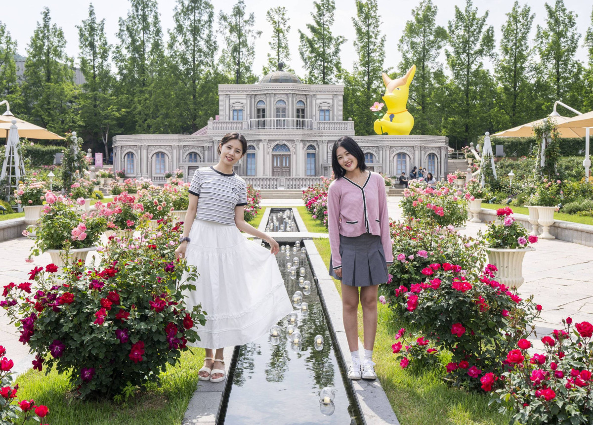 ▲상춘객들이 에버랜드 로로티 장미축제에서 사진촬영을 하고 있다. (사진제공=삼성물산 리조트부문)