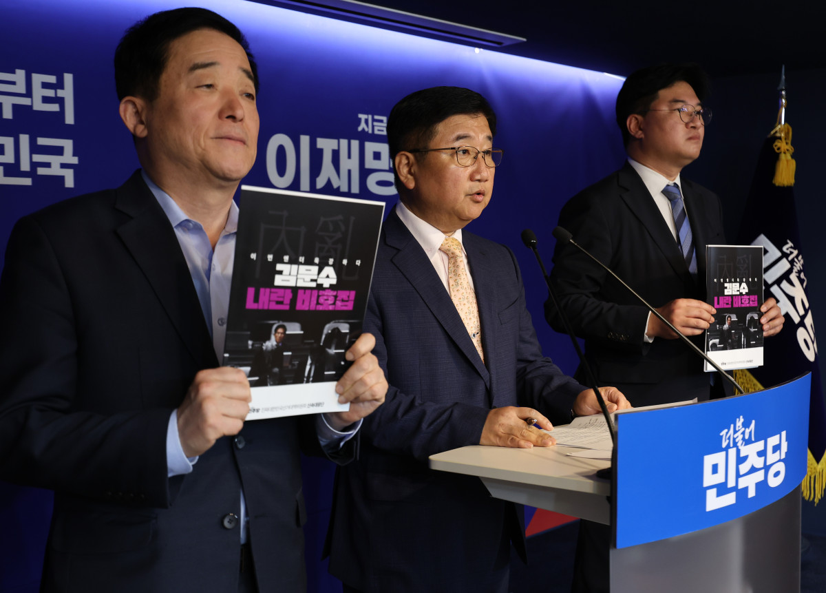 ▲13일 서울 여의도 더불어민주당사에서 열린 중앙선거대책위원회 신속대응단 기자회견에서 강득구 단장(왼쪽), 박관천 부단장(가운데), 정준호 부단장이 국민의힘 김문수 후보 내란비호집 관련 브리핑을 하고 있다. (연합뉴스)