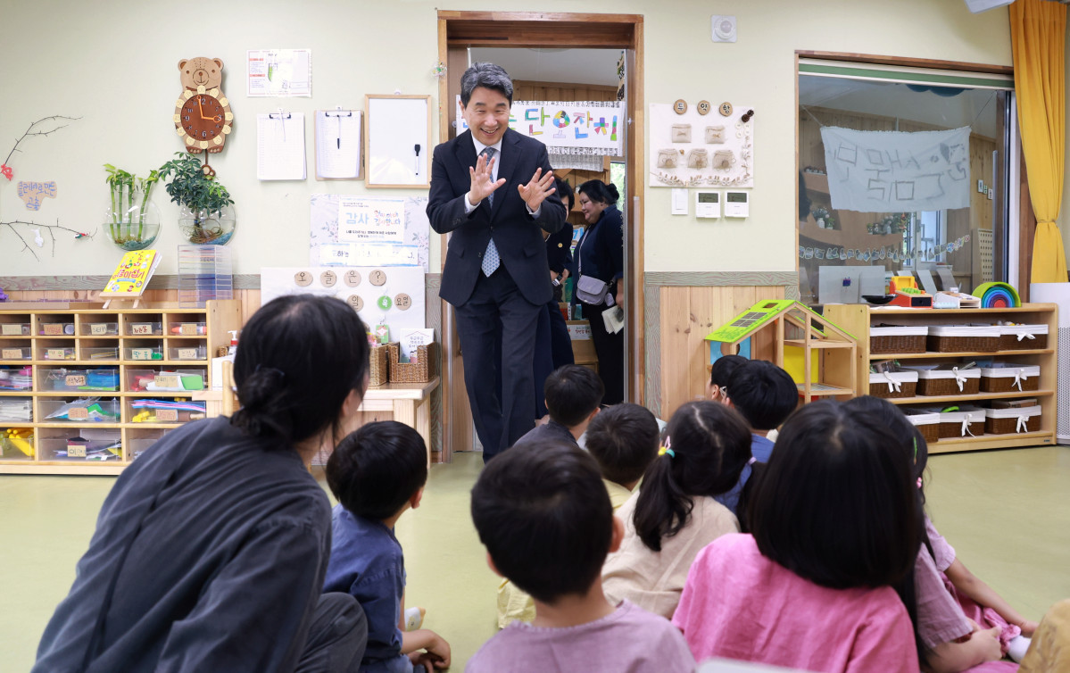 ▲이주호 대통령 권한대행 부총리 겸 교육부 장관이 29일 서울 서초구립도구머리 어린이집을 방문해 어린이들과 인사하고 있다.  (교육부)