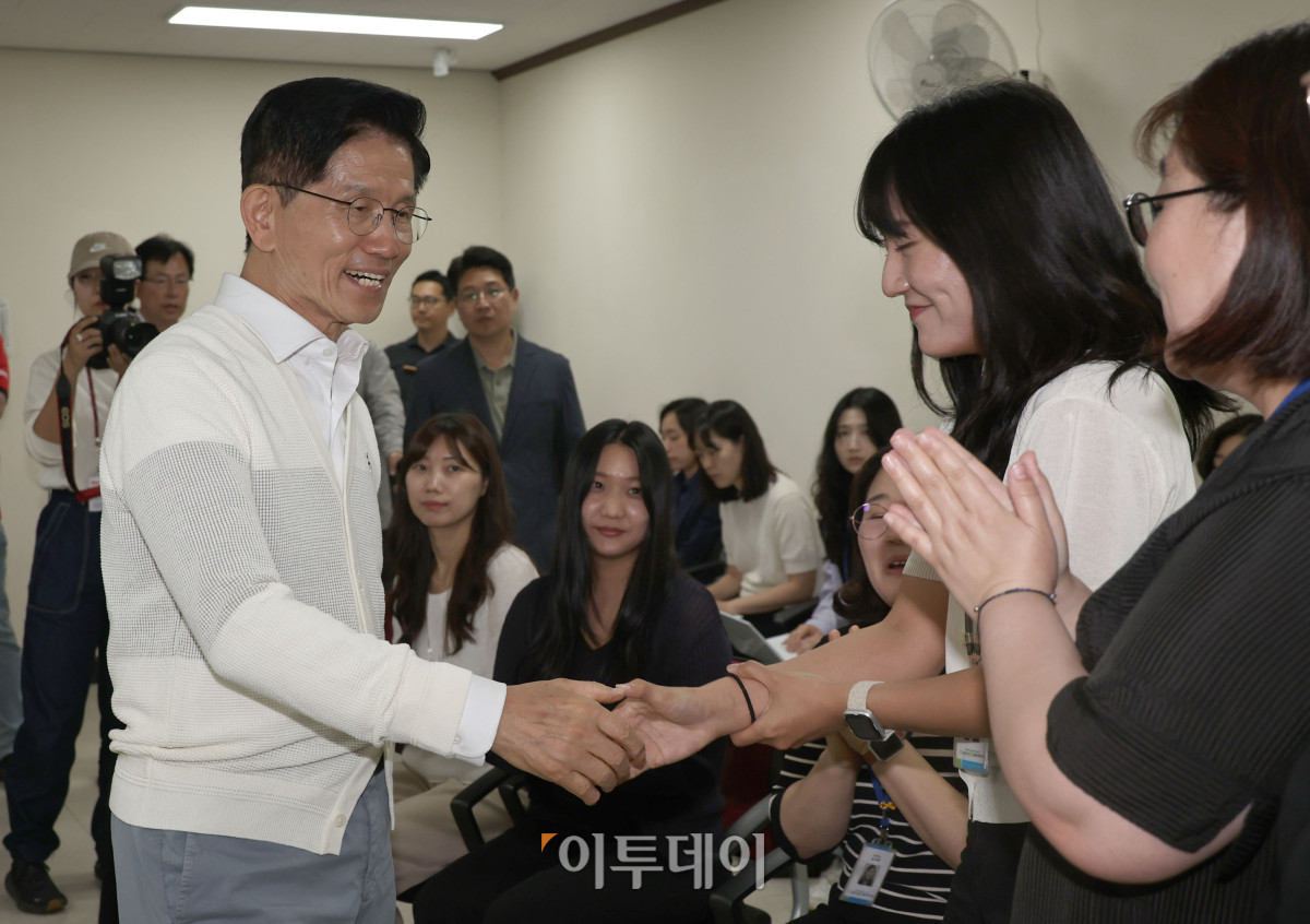 ▲김문수 국민의힘 대통령 후보가 29일 경기 안산시 단원구 초지종합사회복지관을 방문해 사회복지사들과 인사를 하고 있다. 조현호 기자 hyunho@