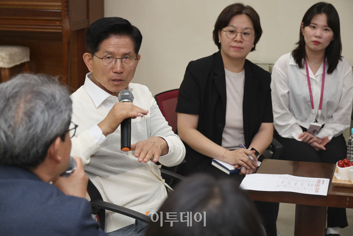 ▲김문수 국민의힘 대통령 후보가 29일 경기 안산시 단원구 초지종합사회복지관을 방문해 사회복지사들과 간담회를 하고 있다. 조현호 기자 hyunho@