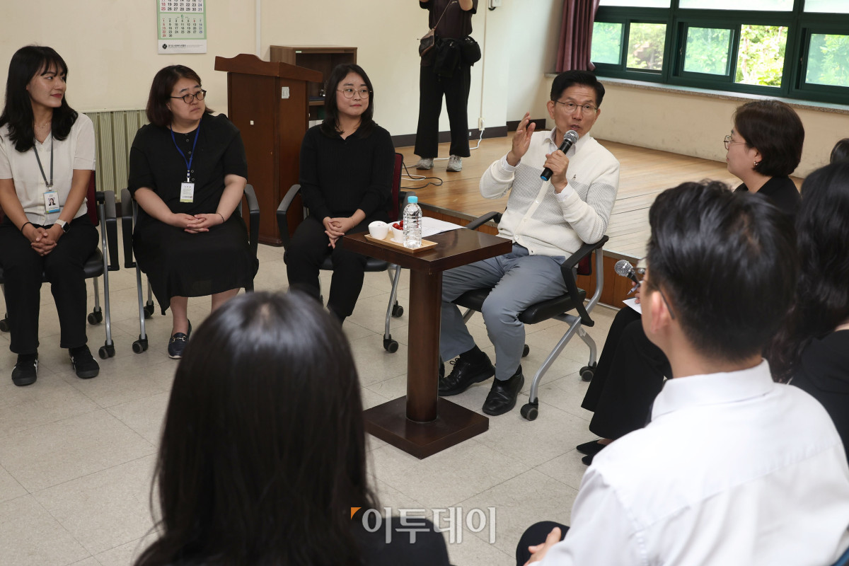 ▲김문수 국민의힘 대통령 후보가 29일 경기 안산시 단원구 초지종합사회복지관을 방문해 사회복지사들과 간담회를 하고 있다. 조현호 기자 hyunho@