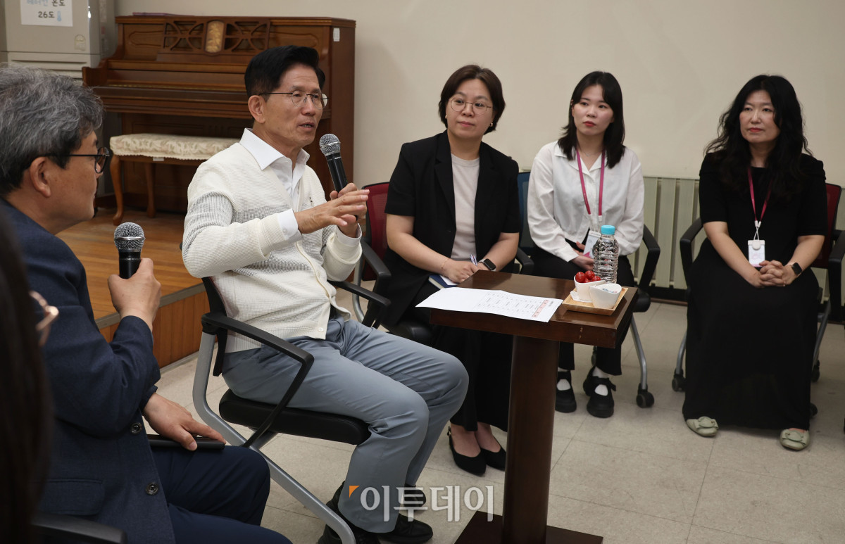 ▲김문수 국민의힘 대통령 후보가 29일 경기 안산시 단원구 초지종합사회복지관을 방문해 사회복지사들과 간담회를 하고 있다. 조현호 기자 hyunho@
