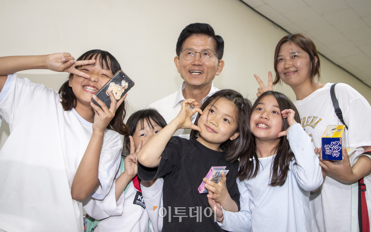 ▲김문수 국민의힘 대통령 후보가 29일 경기 안산시 단원구 초지종합사회복지관을 방문해 어린이들과 기념촬영을 하고 있다. 조현호 기자 hyunho@