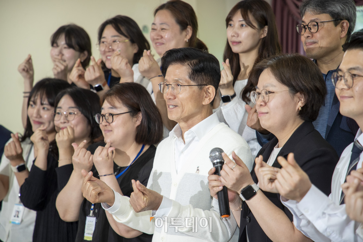 ▲김문수(앞줄 오른쪽 세 번째) 국민의힘 대통령 후보가 29일 경기 안산시 단원구 초지종합사회복지관을 방문해 사회복지사들과 간담회를 마친 후 기념촬영을 하고 있다. 조현호 기자 hyunho@
