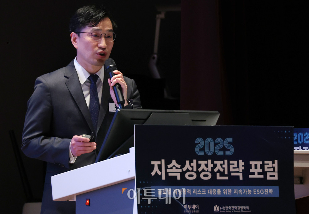 ▲문정빈 고려대 경영대학 교수가 29일 서울 여의도 한국거래소 컨퍼런스홀에서 열린 2025 지속성장전략 포럼에서 '기로에 선 ESG, 트럼프 2기의 도전과 기회'를 주제로 발표하고 있다. 올해로 14회 째를 맞은 이번 행사는 '글로벌 지정학적 리스크 대응을 위한 지속가능 ESG전략'을 주제로 기업과 사회가 직면한 복합적 위기에 대응하며 지속가능한 미래를 모색하기 위해 기획된 자리이다. 고이란 기자 photoeran@ (이투데이DB)