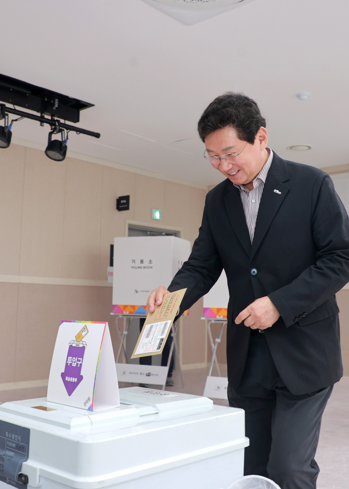 ▲이상일 용인특례시장이 29일 처인구 중앙동행정복지센터에 마련된 제21대 대통령선거 사전투표소에서 투표용지를 투표함에 넣고 있다. (김재학 기자)