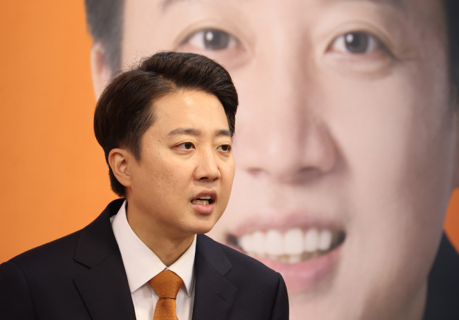 ▲이준석 개혁신당 대선후보가 29일 오전 서울 여의도 국회에서 열린 TV토론 당시 여성 신체 부위 언급에 대한 입장과 이재명 더불어민주당 후보 아들 의혹에 대한 긴급 기자회견에서 취재진의 질문에 답변하고 있다. 2025.05.29. (뉴시스)