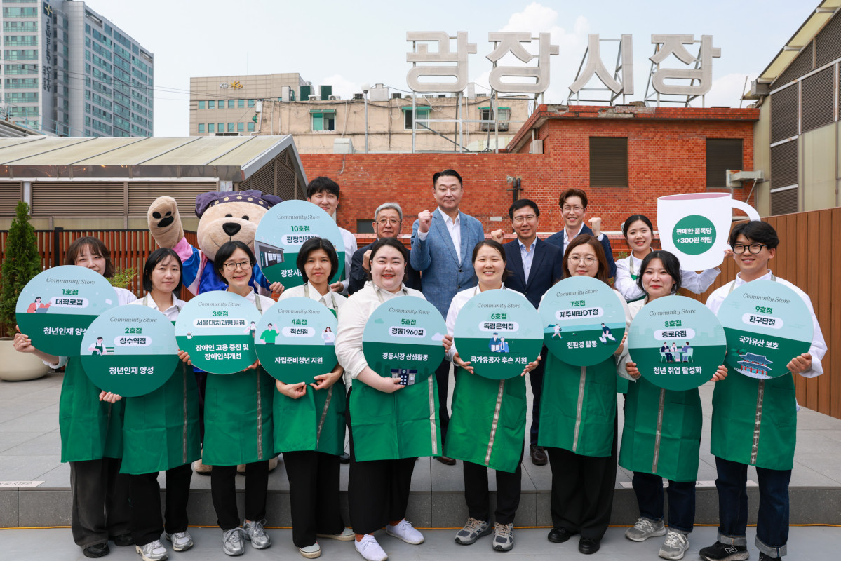 ▲29일 서울 종로구 광장시장 앞에서 초록색 앞치마를 착용한 직원들과 정장을 입은 관계자들이 단체로 포즈를 취하며 매장 오픈 기념 행사를 진행하고 있다. (사진제공=스타벅스)