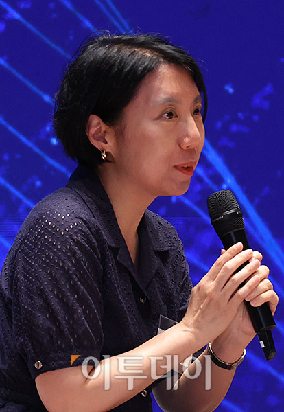 ▲곽주영 연세대 경영대학 교수가 29일 서울 여의도 한국거래소 컨퍼런스홀에서 열린 2025 지속성장전략 포럼에서 '거대 충돌에 대한 긍정: 속도조절 토의'를 주제로 토론하고 있다. 올해로 14회 째를 맞은 이번 행사는 '글로벌 지정학적 리스크 대응을 위한 지속가능 ESG전략'을 주제로 기업과 사회가 직면한 복합적 위기에 대응하며 지속가능한 미래를 모색하기 위해 기획된 자리이다. 고이란 기자 photoeran@