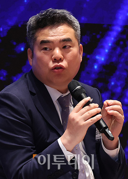 ▲김동수 김앤장 ESG 경영연구소장이 29일 서울 여의도 한국거래소 컨퍼런스홀에서 열린 2025 지속성장전략 포럼에서 '거대 충돌에 대한 긍정: 속도조절 토의'를 주제로 토론하고 있다. 올해로 14회 째를 맞은 이번 행사는 '글로벌 지정학적 리스크 대응을 위한 지속가능 ESG전략'을 주제로 기업과 사회가 직면한 복합적 위기에 대응하며 지속가능한 미래를 모색하기 위해 기획된 자리이다. 고이란 기자 photoeran@