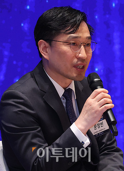 ▲문정빈 고려대 경영대학 교수가 29일 서울 여의도 한국거래소 컨퍼런스홀에서 열린 2025 지속성장전략 포럼에서 '거대 충돌에 대한 긍정: 속도조절 토의'를 주제로 토론하고 있다. 올해로 14회 째를 맞은 이번 행사는 '글로벌 지정학적 리스크 대응을 위한 지속가능 ESG전략'을 주제로 기업과 사회가 직면한 복합적 위기에 대응하며 지속가능한 미래를 모색하기 위해 기획된 자리이다. 고이란 기자 photoeran@