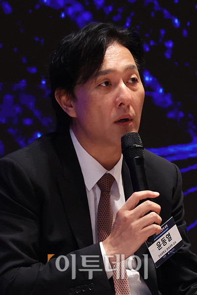 ▲윤동열 건국대 경영대학 교수가 29일 서울 여의도 한국거래소 컨퍼런스홀에서 열린 2025 지속성장전략 포럼에서 '거대 충돌에 대한 긍정: 속도조절 토의'를 주제로 토론하고 있다. 올해로 14회 째를 맞은 이번 행사는 '글로벌 지정학적 리스크 대응을 위한 지속가능 ESG전략'을 주제로 기업과 사회가 직면한 복합적 위기에 대응하며 지속가능한 미래를 모색하기 위해 기획된 자리이다. 고이란 기자 photoeran@