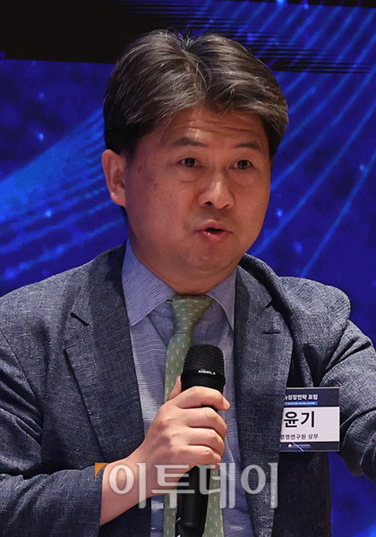 ▲안윤기 포스코경영연구원 상무가 29일 서울 여의도 한국거래소 컨퍼런스홀에서 열린 2025 지속성장전략 포럼에서 '거대 충돌에 대한 긍정: 속도조절 토의'를 주제로 토론하고 있다. 올해로 14회 째를 맞은 이번 행사는 '글로벌 지정학적 리스크 대응을 위한 지속가능 ESG전략'을 주제로 기업과 사회가 직면한 복합적 위기에 대응하며 지속가능한 미래를 모색하기 위해 기획된 자리이다. 고이란 기자 photoeran@