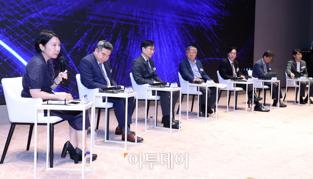 ▲29일 서울 여의도 한국거래소 컨퍼런스홀에서 열린 2025 지속성장전략 포럼에서 참석자들이 '거대 충돌에 대한 긍정: 속도조절 토의'를 주제로 토론하고 있다. 올해로 14회 째를 맞은 이번 행사는 '글로벌 지정학적 리스크 대응을 위한 지속가능 ESG전략'을 주제로 기업과 사회가 직면한 복합적 위기에 대응하며 지속가능한 미래를 모색하기 위해 기획된 자리이다. 왼쪽부터 좌장을 맡은 곽주영 연세대 경영대학 교수, 김동수 김앤장 ESG 경영연구소장, 문정빈 고려대 경영대학 교수, 유연철 유엔글로벌콤팩트(UNGC) 사무총장, 윤동열 건국대 경영대학 교수, 안윤기 포스코경영연구원 상무, 김민성 LG경영연구원 연구위원. 고이란 기자 photoeran@