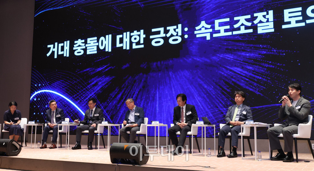 ▲29일 서울 여의도 한국거래소 컨퍼런스홀에서 열린 2025 지속성장전략 포럼에서 참석자들이 '거대 충돌에 대한 긍정: 속도조절 토의'를 주제로 토론하고 있다. 올해로 14회 째를 맞은 이번 행사는 '글로벌 지정학적 리스크 대응을 위한 지속가능 ESG전략'을 주제로 기업과 사회가 직면한 복합적 위기에 대응하며 지속가능한 미래를 모색하기 위해 기획된 자리이다. 왼쪽부터 좌장을 맡은 곽주영 연세대 경영대학 교수, 김동수 김앤장 ESG 경영연구소장, 문정빈 고려대 경영대학 교수, 유연철 유엔글로벌콤팩트(UNGC) 사무총장, 윤동열 건국대 경영대학 교수, 안윤기 포스코경영연구원 상무, 김민성 LG경영연구원 연구위원. 고이란 기자 photoeran@