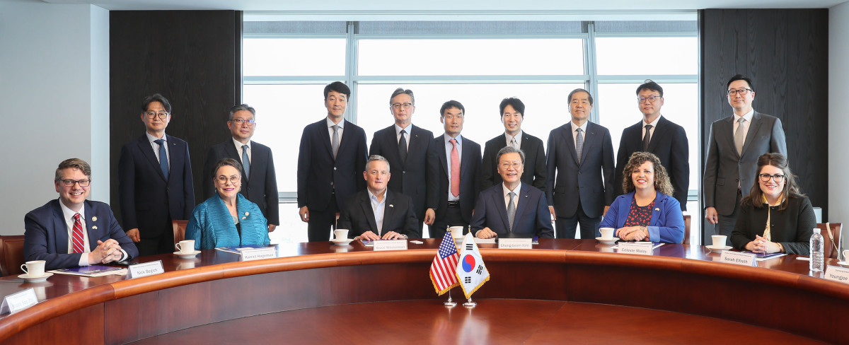 ▲김창범 한국경제인협회 부회장을 비롯한 기업인들이 29일 서울 여의도 FKI타워 한국경제인협회를 방문한 '美 천연자원위원회 방한단'과 기념촬영을 하고 있다. 앞줄 왼쪽부터 닉 베기치 의원, 헤리엇 헤이그먼 의원, 브루스 웨스터먼 천연자원위원회 위원장, 김창범 한경협 부회장, 셀레스트 멜로이 의원, 사라 엘프레스 의원. (사진= 한경협)