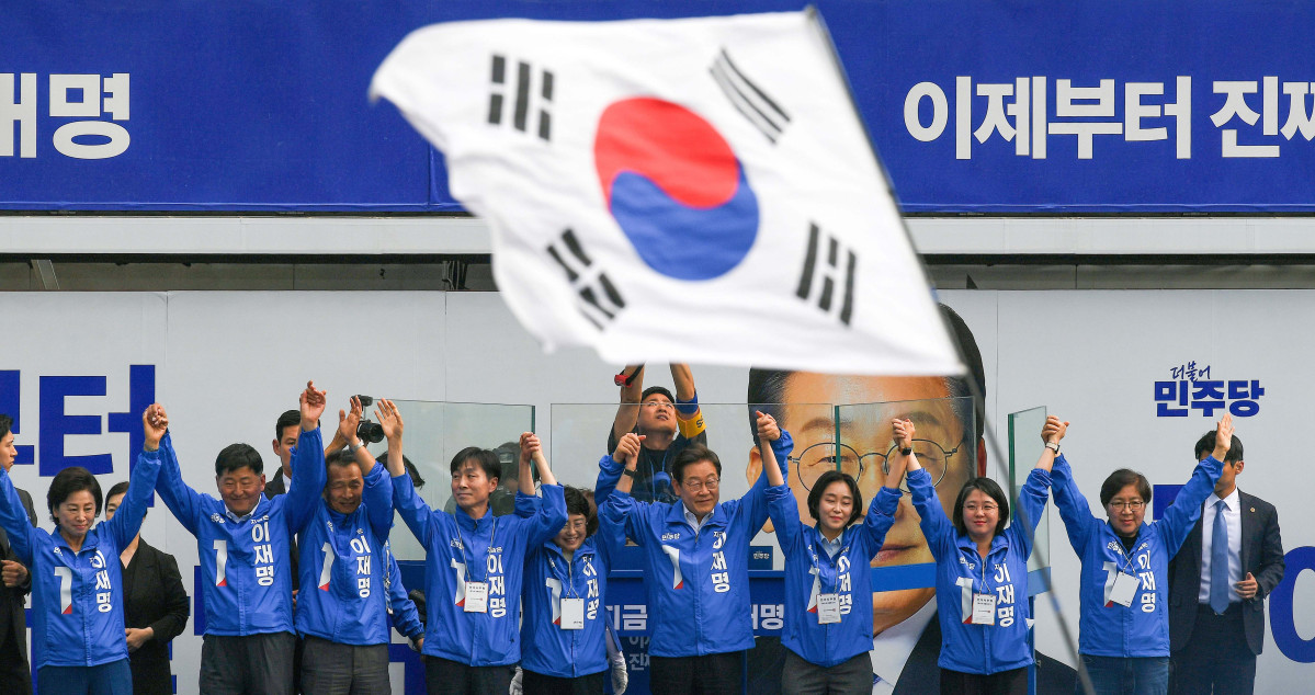 ▲이재명 더불어민주당 대선 후보가 29일 서울 송파구 종합운동장역 앞에서 강동구·송파구 집중 유세를 하고 있다. 신태현 기자 holjjak@