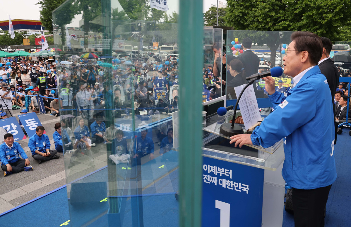 ▲이재명 더불어민주당 대선 후보가 29일 서울 송파구 종합운동장역 앞에서 강동구·송파구 집중 유세를 하고 있다. 신태현 기자 holjjak@