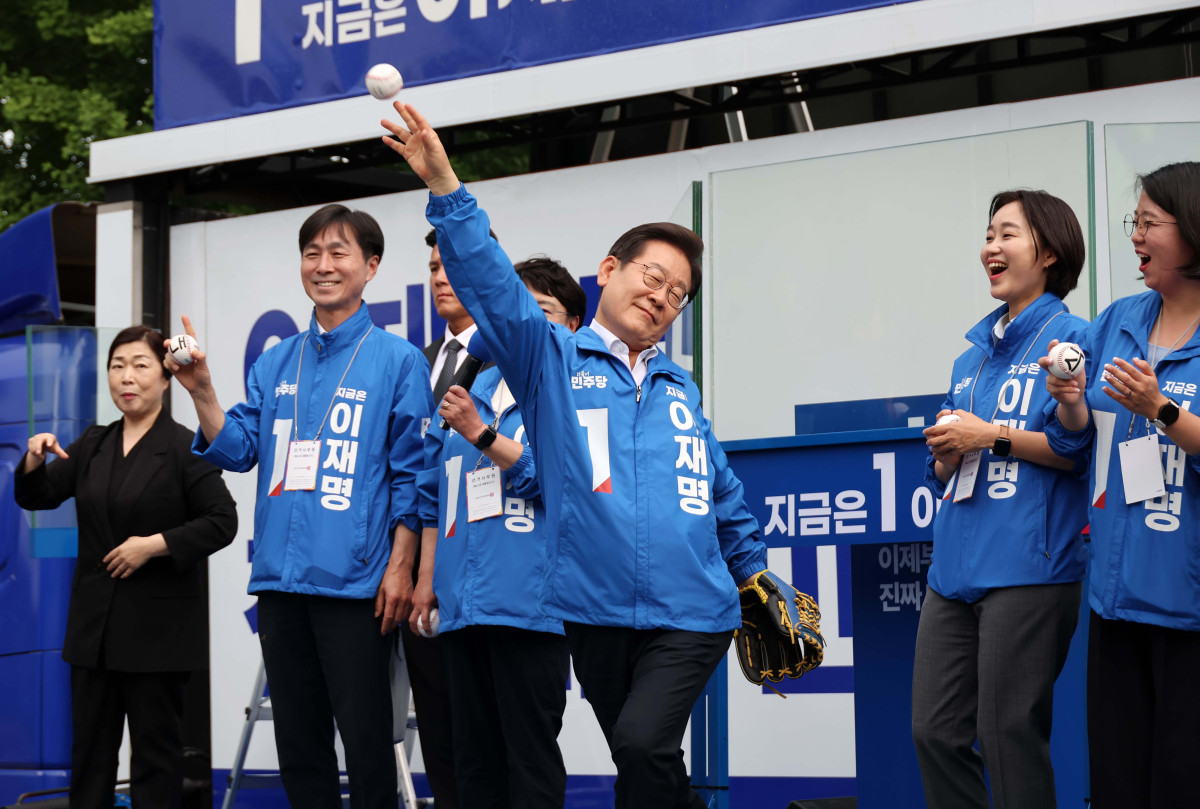 ▲이재명 더불어민주당 대선 후보가 29일 서울 송파구 종합운동장역 앞에서 강동구·송파구 집중 유세를 갖고 기표 기호가 그려진 야구공을 던지는 퍼포먼스를 하고 있다. 신태현 기자 holjjak@