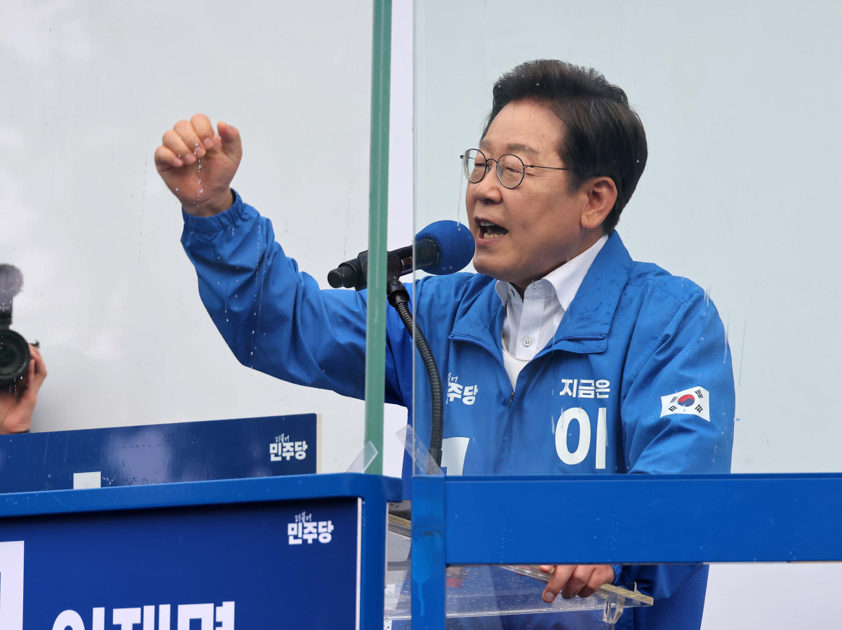 ▲이재명 더불어민주당 대선 후보가 29일 서울 송파구 종합운동장역 앞에서 강동구·송파구 집중 유세를 하고 있다. 신태현 기자 holjjak@