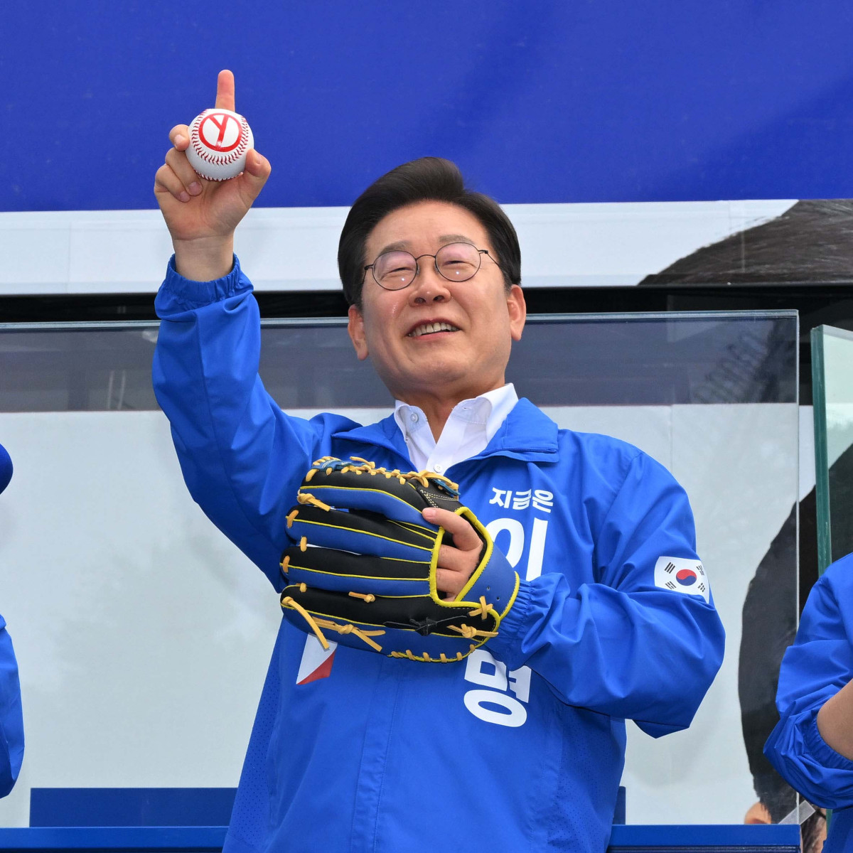 ▲이재명 더불어민주당 대선 후보가 29일 서울 송파구 종합운동장역 앞에서 강동구·송파구 집중 유세를 갖고 기표 기호가 그려진 야구공을 던지는 퍼포먼스를 하고 있다. 신태현 기자 holjjak@