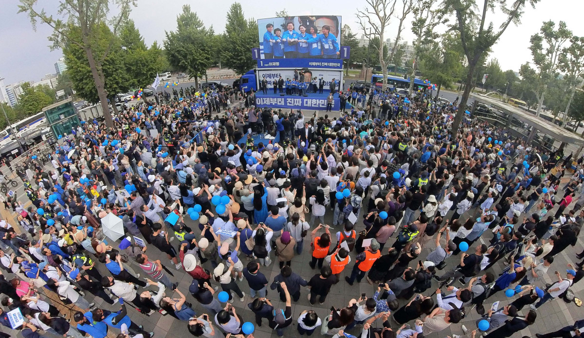 ▲이재명 더불어민주당 대선 후보가 29일 서울 송파구 종합운동장역 앞에서 강동구·송파구 집중 유세를 하고 있다. 신태현 기자 holjjak@