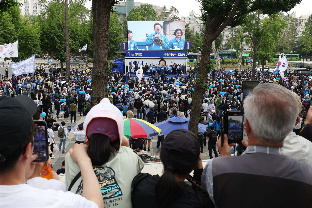 ▲이재명 더불어민주당 대선 후보가 29일 서울 송파구 종합운동장역 앞에서 강동구·송파구 집중 유세를 하고 있다. 신태현 기자 holjjak@