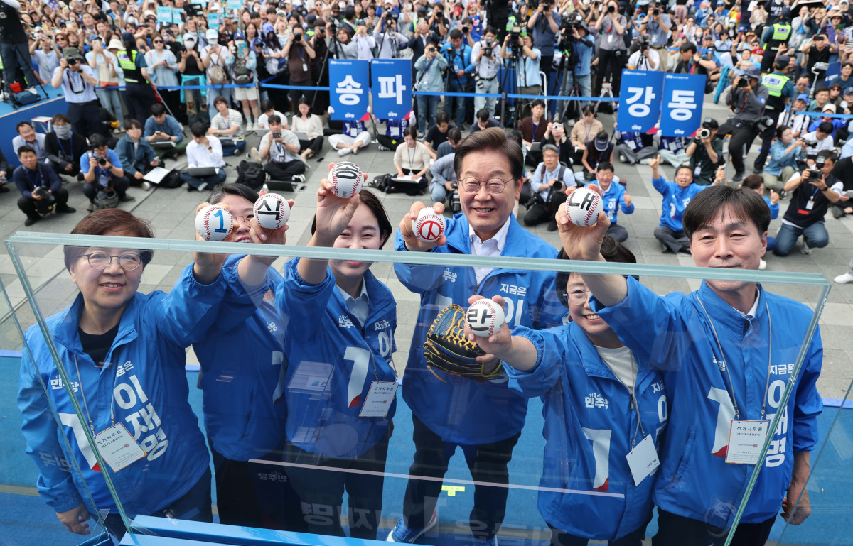 ▲이재명 더불어민주당 대선 후보가 29일 서울 송파구 종합운동장역 앞에서 강동구·송파구 집중 유세를 하고 있다. 신태현 기자 holjjak@